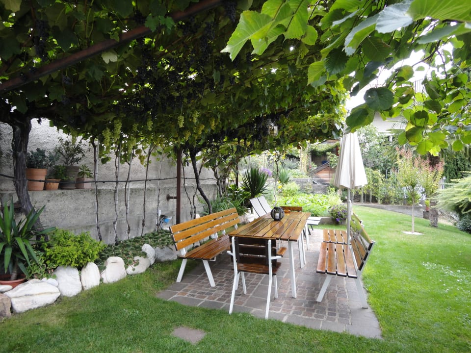 Unter der Laube - ein Teil des Gartens Gästehaus Christine