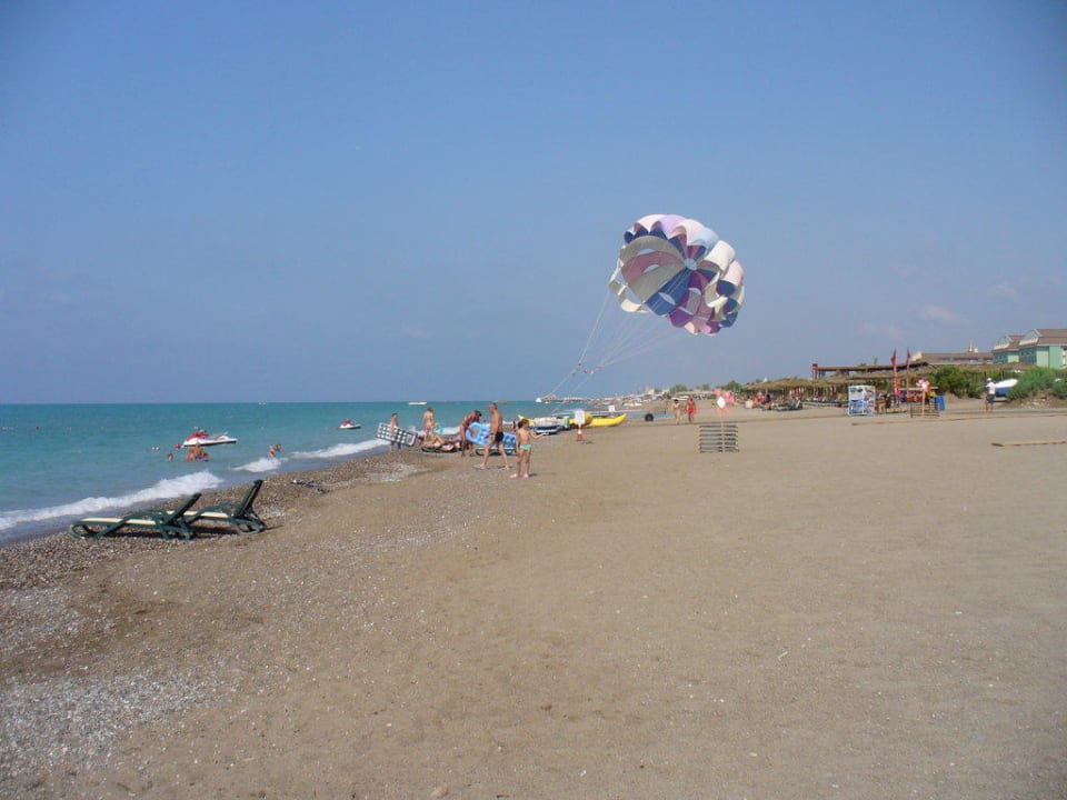 Hotelstrand, Blick auf Wassersportanbieter Sherwood Dreams Resort