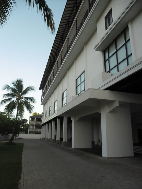Das Hotel von der Straßenseite aus Citrus Hikkaduwa