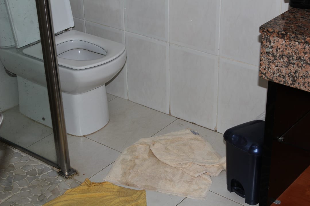 Schmutz im Badezimmer HL Miraflor Suites Hotel