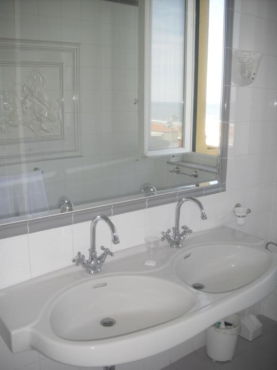 TG-Bad mit zwei Waschbecken Grand Hotel Royal