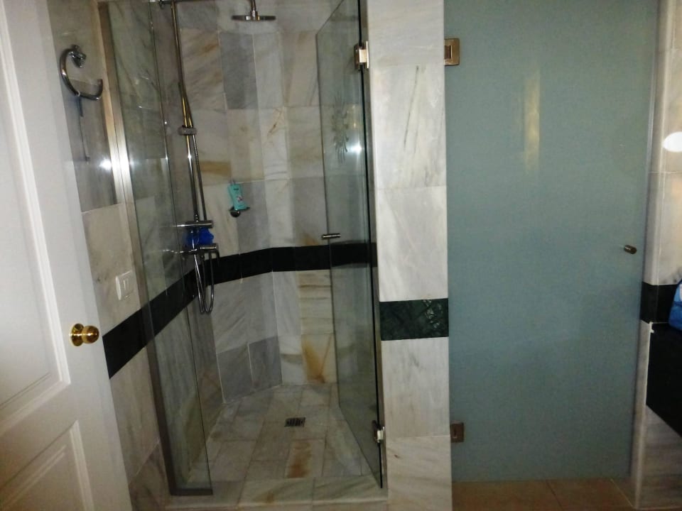 Dusche und Tür zur Toilette Bahia Principe Grand El Portillo