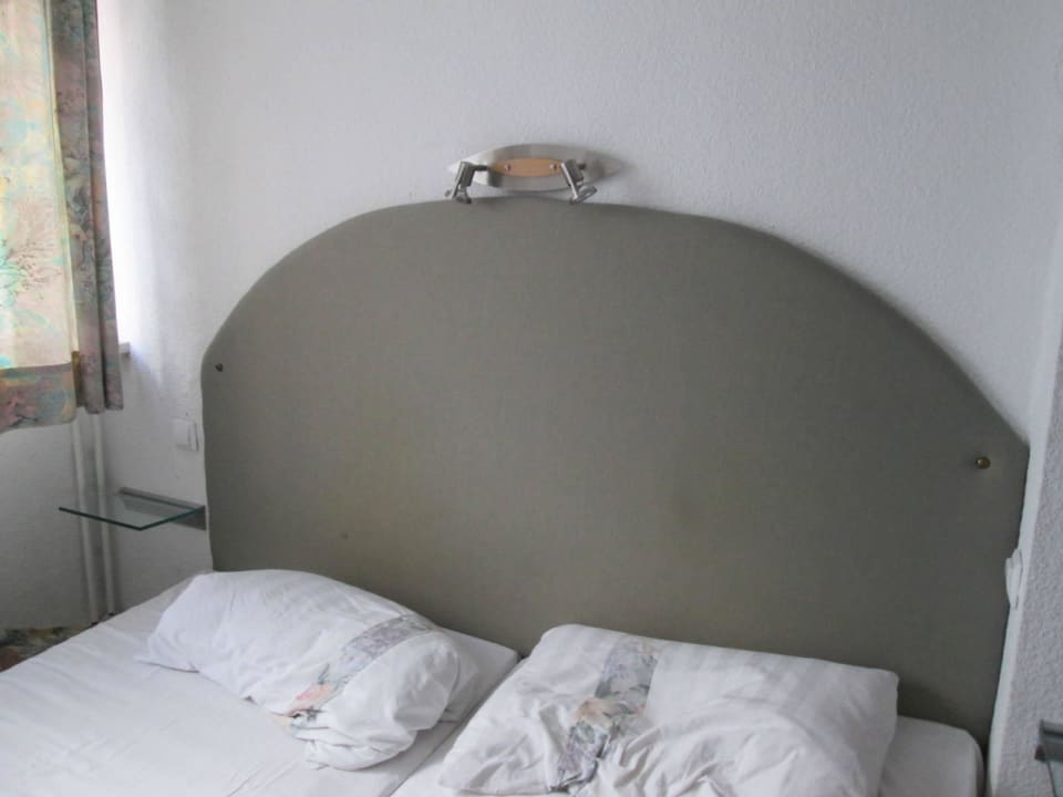 Schlafzimmer -  altes Bett , fleckig Burg-Hotel Cochem