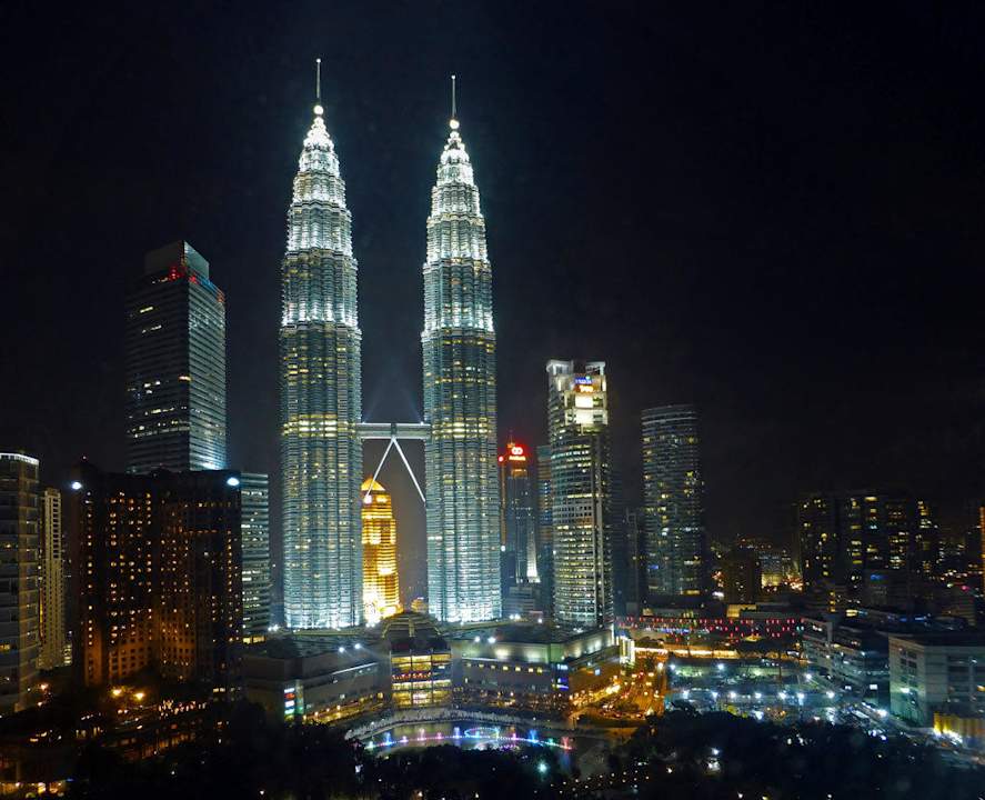 Blick vom Zimmer auf die Petronas Towers bei Nacht Hotel Traders Kuala Lumpur