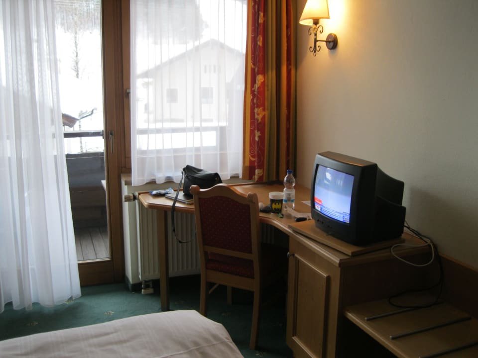 Schreibtisch mit Fernseher Hotel Tiroler ADLER - bed and breakfast