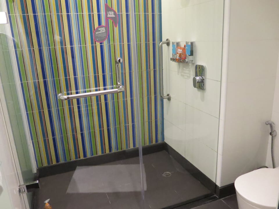 Ebenerdige Dusche und Toilette Aloft Bangkok Sukhumvit 11