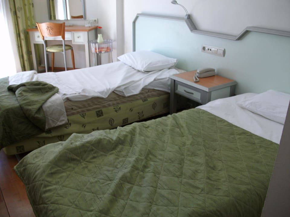 Albtraumzimmer - Bett Büyük Hotel
