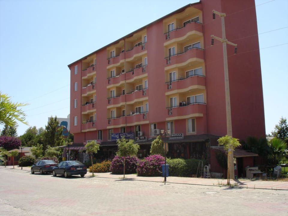 Nebengebäude mit Geschäften Hotel Royal Garden Beach