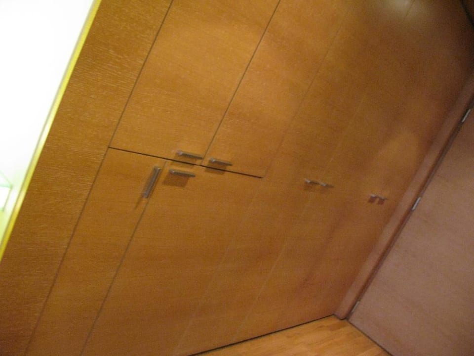 Schrank Hotel Nikopolis