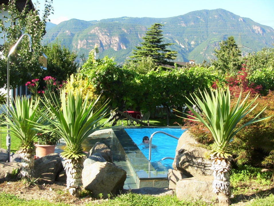 Pool im Garten Hotel Frangart
