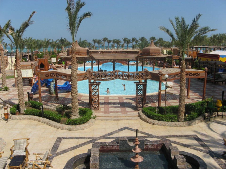 Перед отелем Riviera Aqua Park Resort