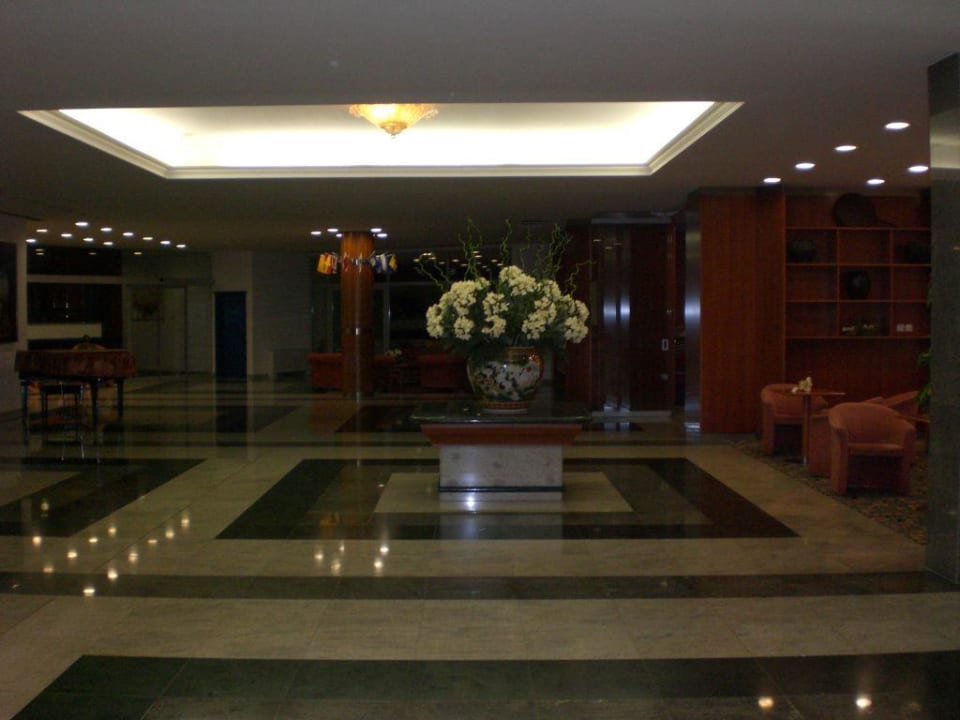 Lobby mit Kunstblumen Hotel Histrion