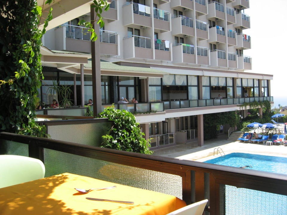 Здание отеля Hotel Akropol