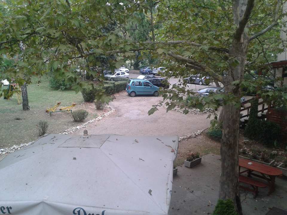 Parkplatz zu wenig Spielplatz  Hotel Kiss Family