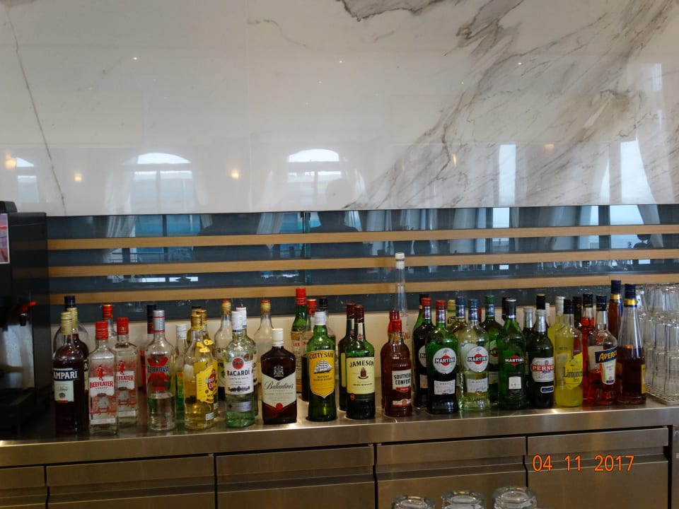 Die Flaschen der Bar Calypso Palace