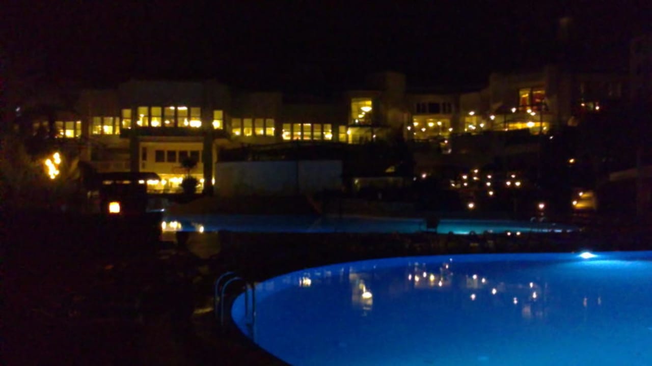 Hotel bei Nacht vom Pool aus PALOMA Perissia