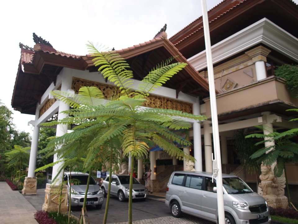 Wejście do hotelu Nikko Bali Benoa Beach