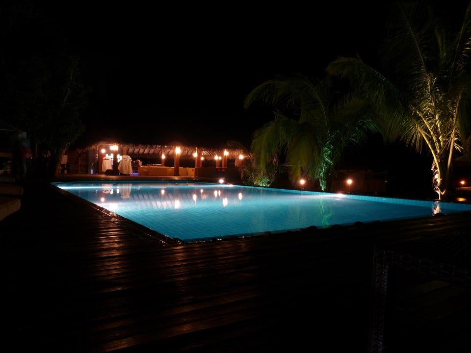 Pool und Bar by night Eri Maldives