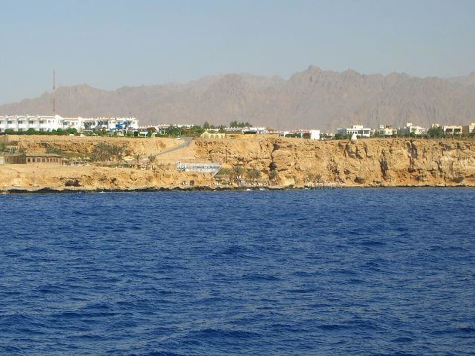 Hotel, Strand und Love Boat vom Meer aus Dreams Vacation Resort