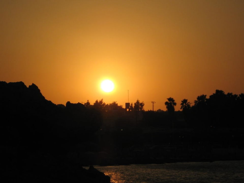 Sonnenuntergang am Hotel-Strand Kresten Palace Hotel
