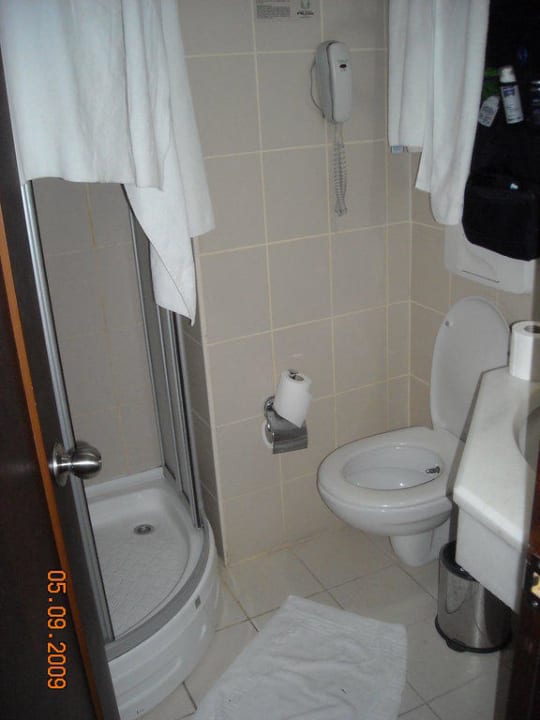 Unser Duschbad bzw. WC Falcon Hotel