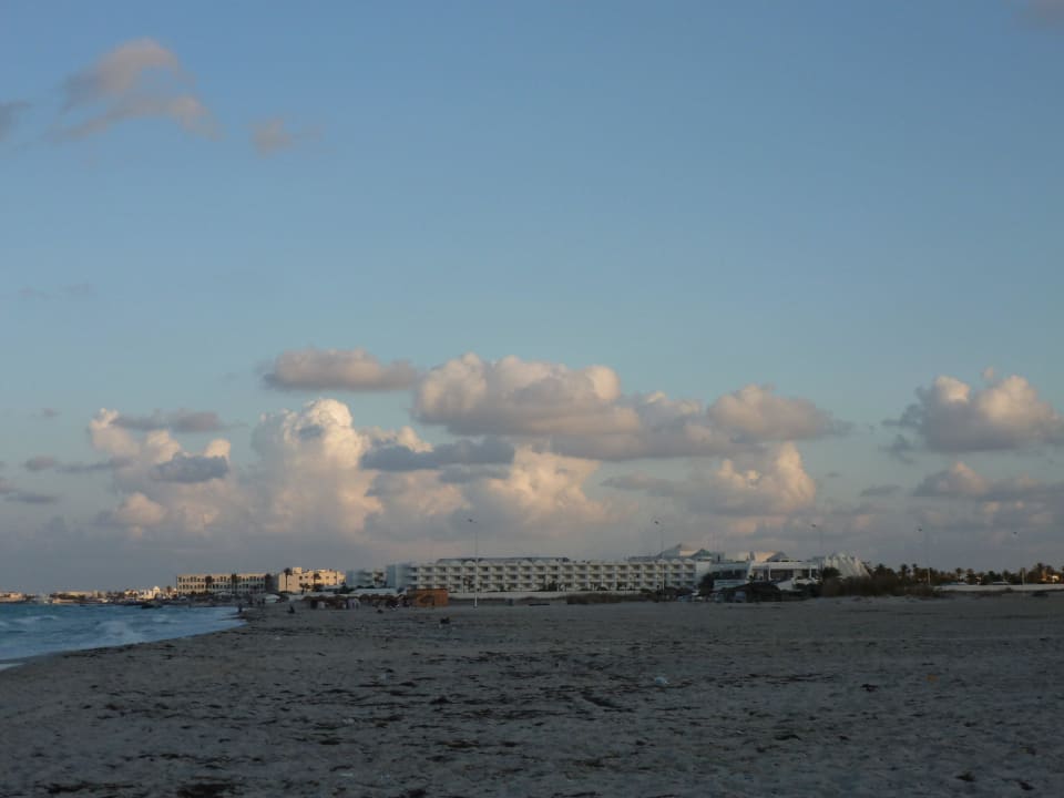 Hotel von der Lagune aus,erstes Hotel der Hotelzon Radisson Blu Palace Resort & Thalasso Djerba