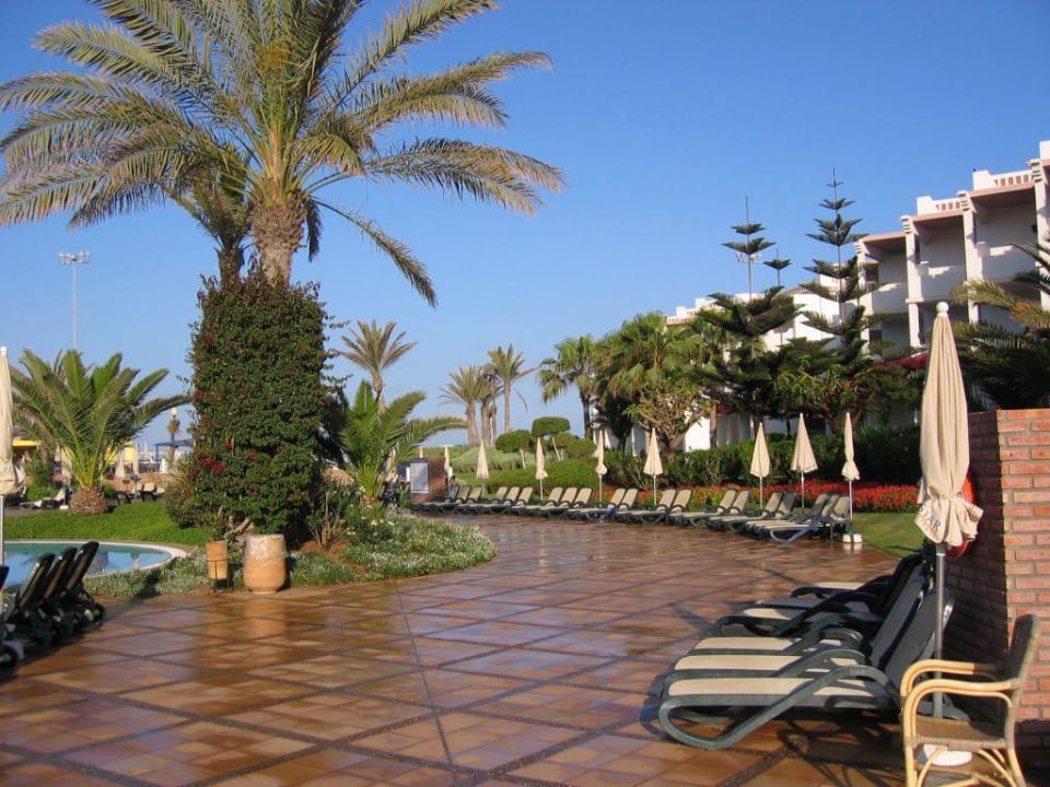 Pool-Landschaft am frühen Morgen. Iberostar Waves Founty Beach