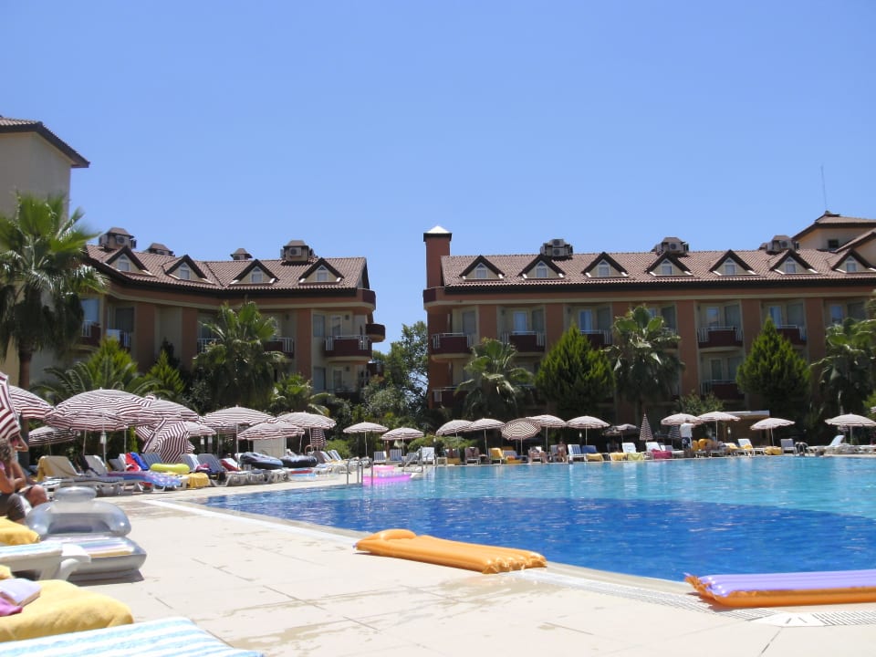 Von der Liege aus auf die Zimmer Hotel Orfeus Park