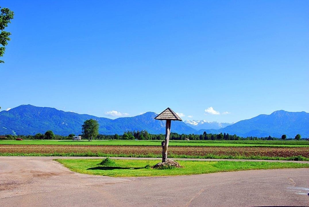 Hofschild mit Blick auf die Berge Ferienhof Off
