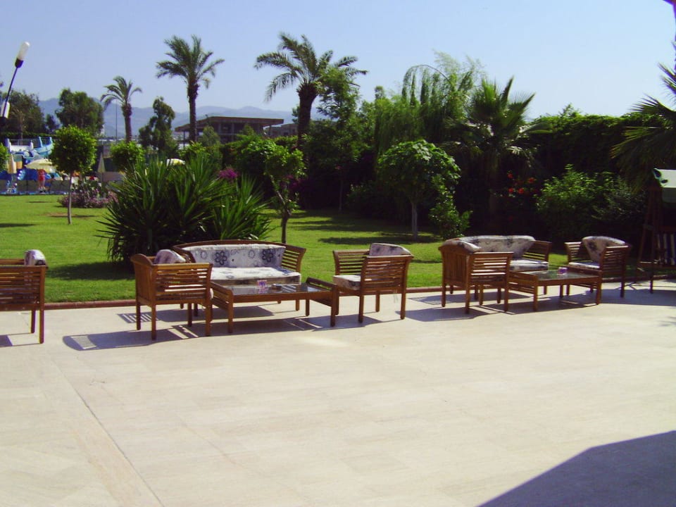 Sitzmöglichkeiten bei der Blue Bar Hotel Royal Garden Beach