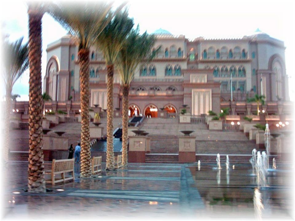 Blick vom Tor der Auffahrt her Emirates Palace Mandarin Oriental