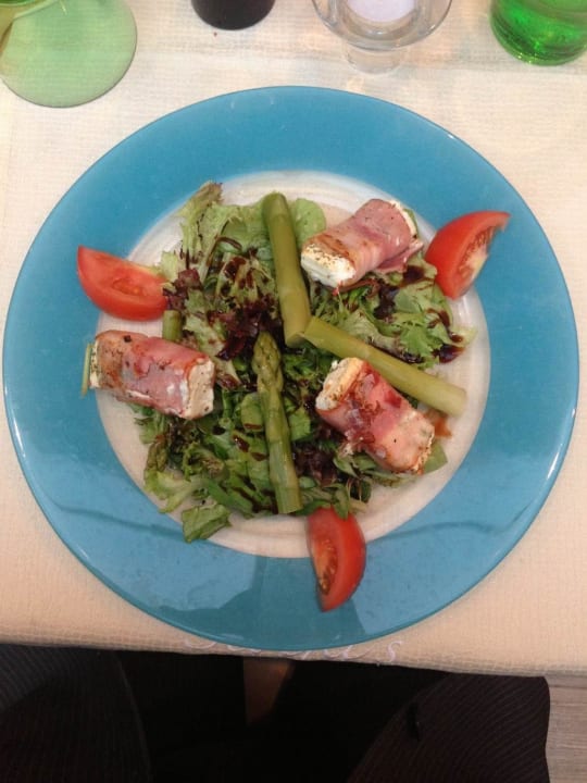 Der Salat mit Käse und Spargel. Hotel Gasthof Stockinger