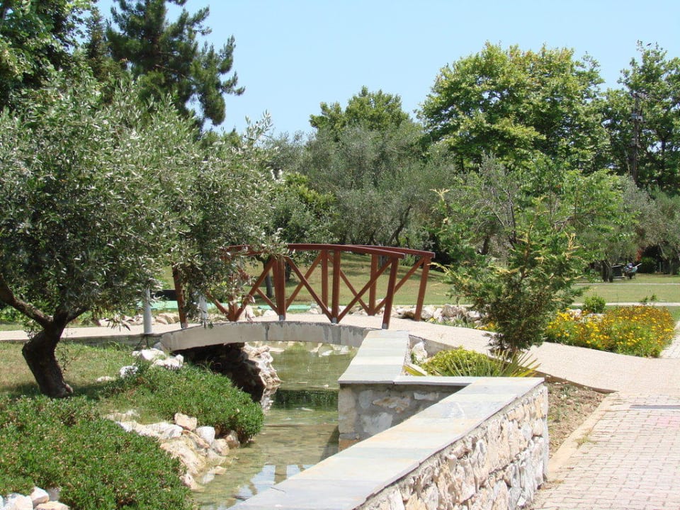 Der Hotelgarten Olympian Bay Grand Resort