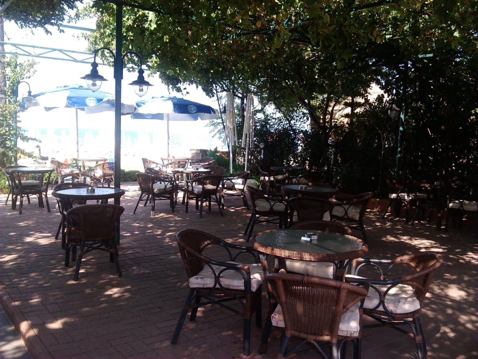 Restaurant next to the pool Azak Hotel