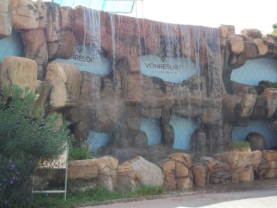 Der erste Einblick von der Straße in die Clubanlag VONRESORT Golden Beach