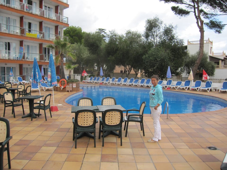 Seitlich vom Hotel Blick auf den Pool Hotel Clumba