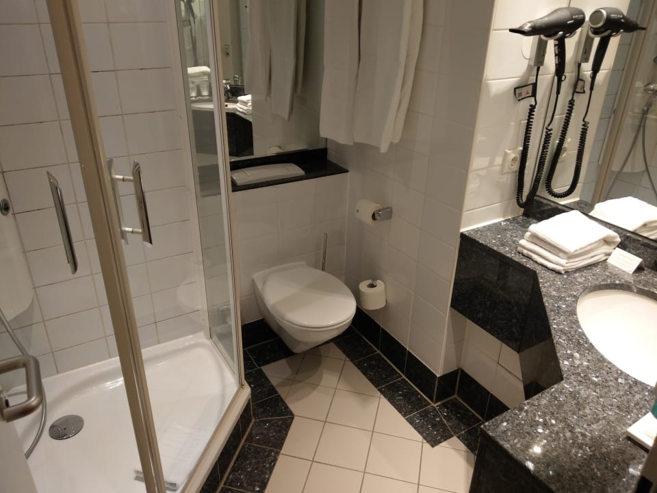 Bad im Superior-Zimmer NH Berlin City Ost