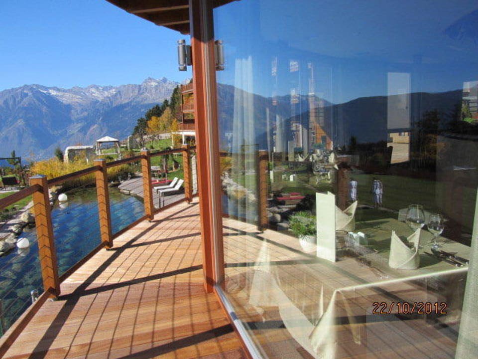 Blick von der Terrasse in das Restaurant  Hotel Chalet Mirabell