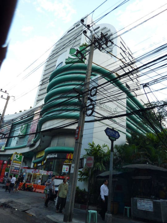 Blick von der Straße vor dem Hotel Hotel Centre Point Plus Silom