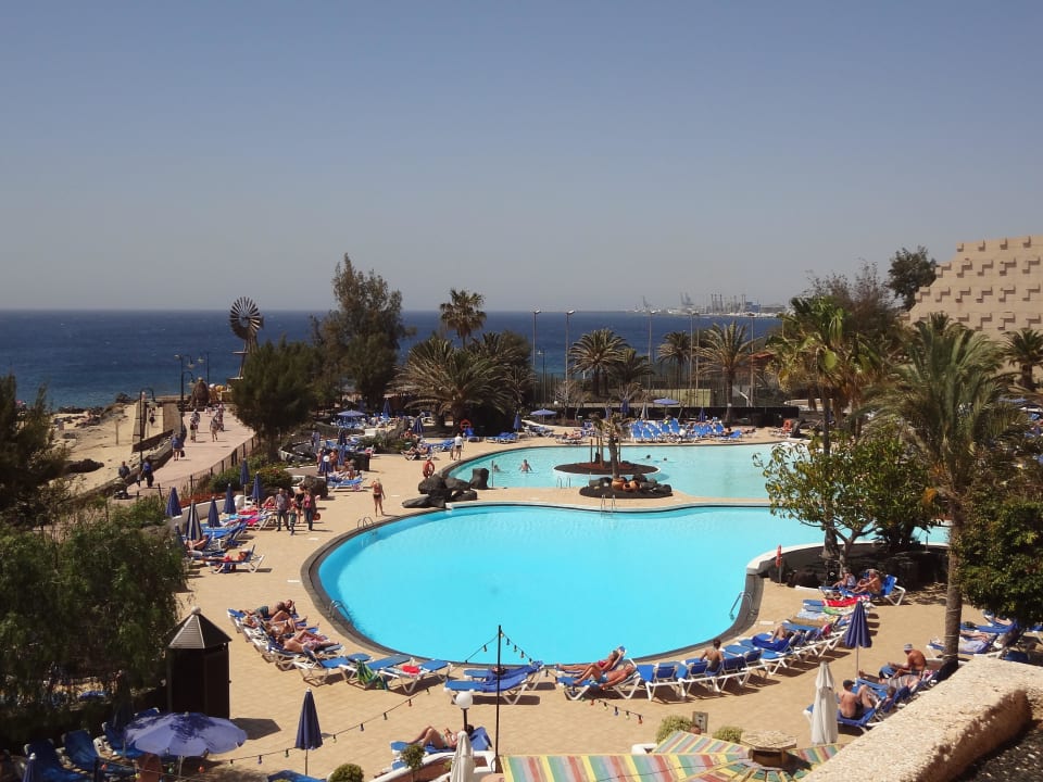 Poolanlage, Sicht vom Balkon Hotel Grand Teguise Playa