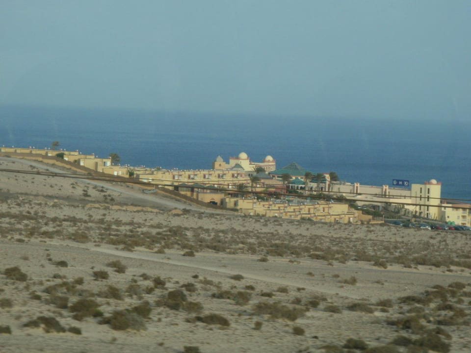Von der Hauptstrasse Blick auf das Hotel H10 Playa Esmeralda - Adults only