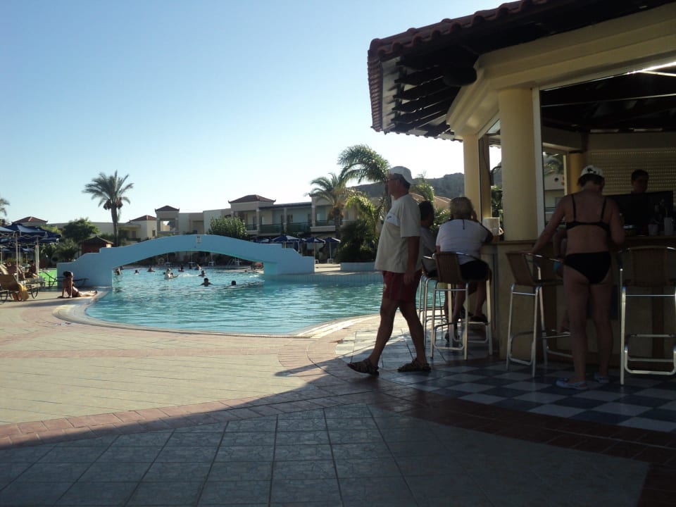 Poolbar und Tel des einen Pools Lindos Princess Beach Resort & Spa