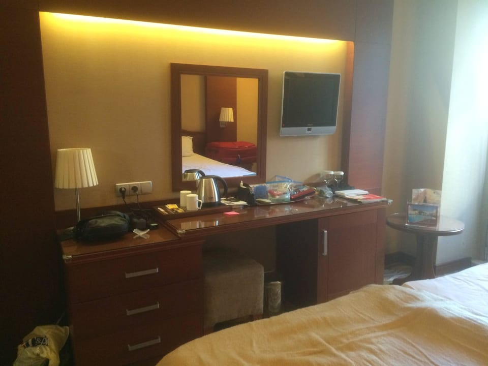 Großer Schreibtisch mit Kühlschrank und Fernseher Vicenza Hotel