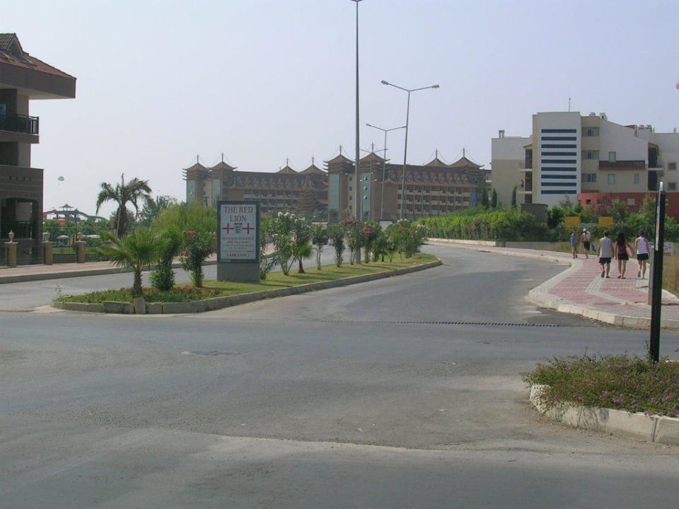 Straße zum Strand Hane Family Resort