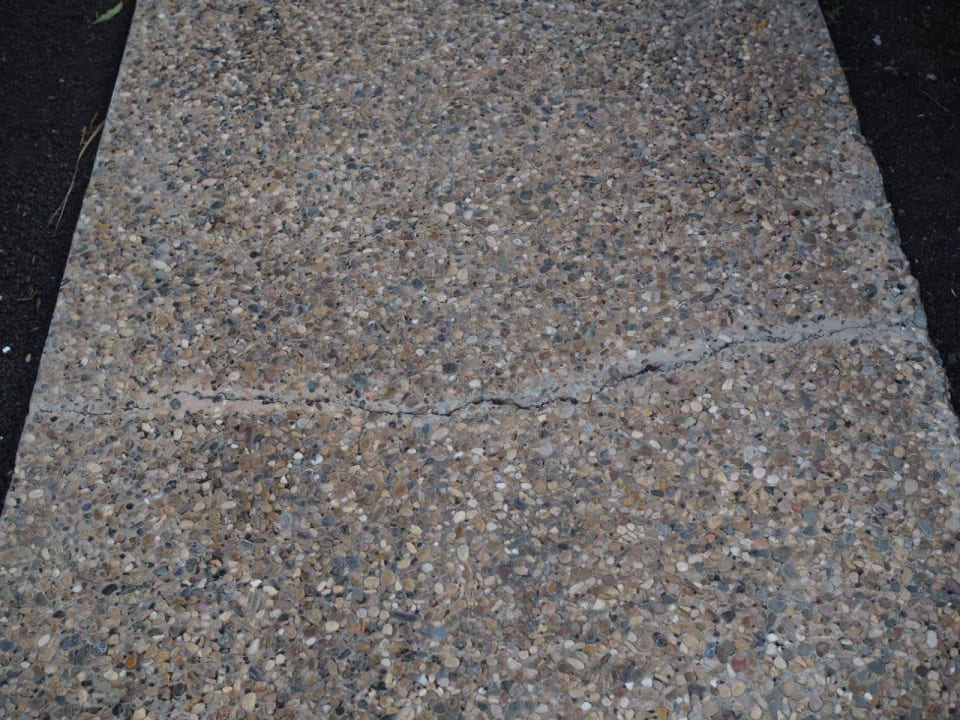 Risse in den Wegen der Anlage Hotel Hyde Park Lane