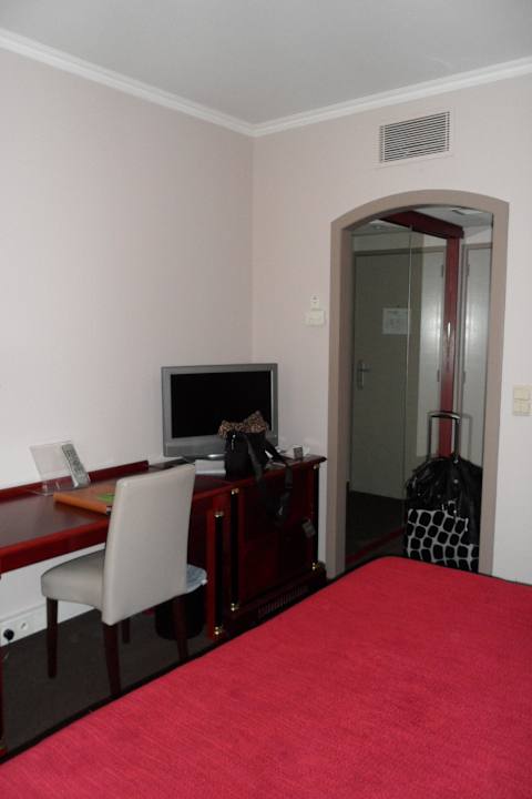 Blick zum Eingangsbereich mit Kasten Martin's Brussels EU