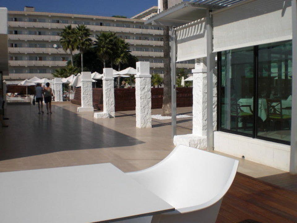 Innenhof Iberostar Waves Bahia de Palma