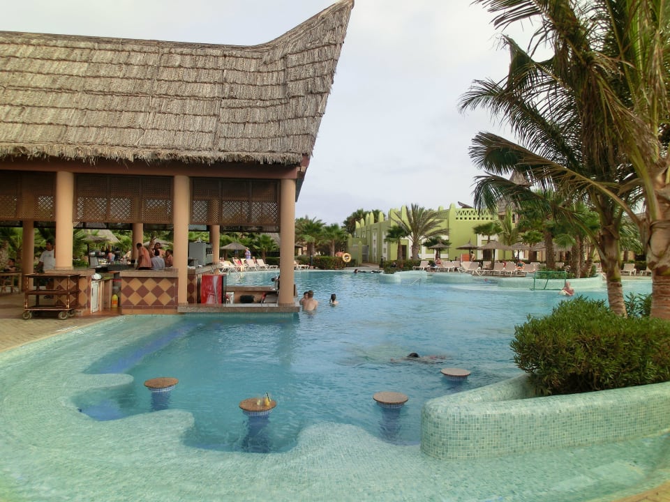 Pool mit Poolbar Hotel Riu Cabo Verde