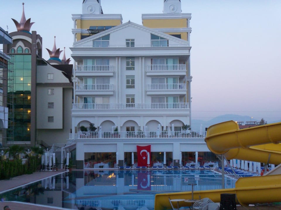 Blick von hinten! Links daneben Crown Palace Dream World Resort & Spa