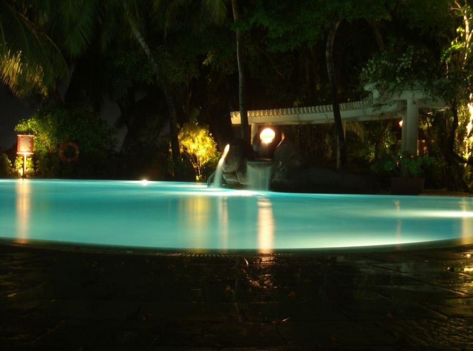 Der große Pool im Kurumba am Abend Kurumba Maldives